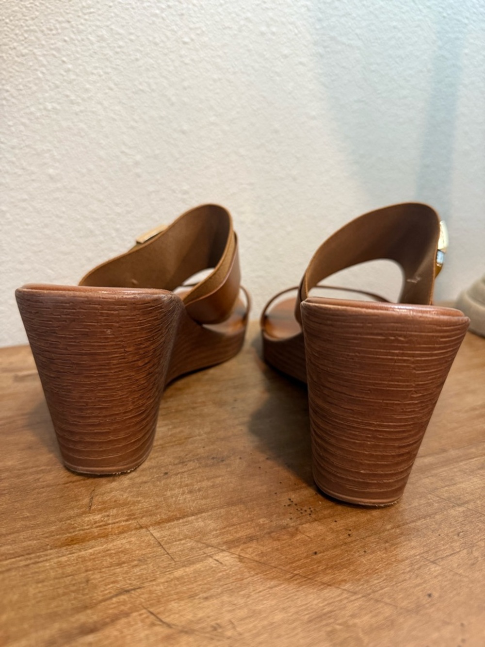 Italian Shoemakers Tan Leather Wedge Slide Sandals with Tortoiseshell Buckle - Picture 4 of 7